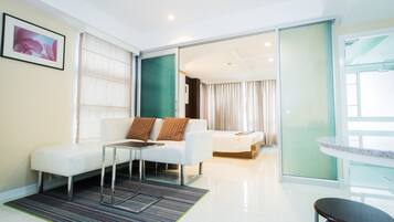 1 Bedroom G | Roupas de cama antialérgicas, cofres nos quartos, escrivaninha
