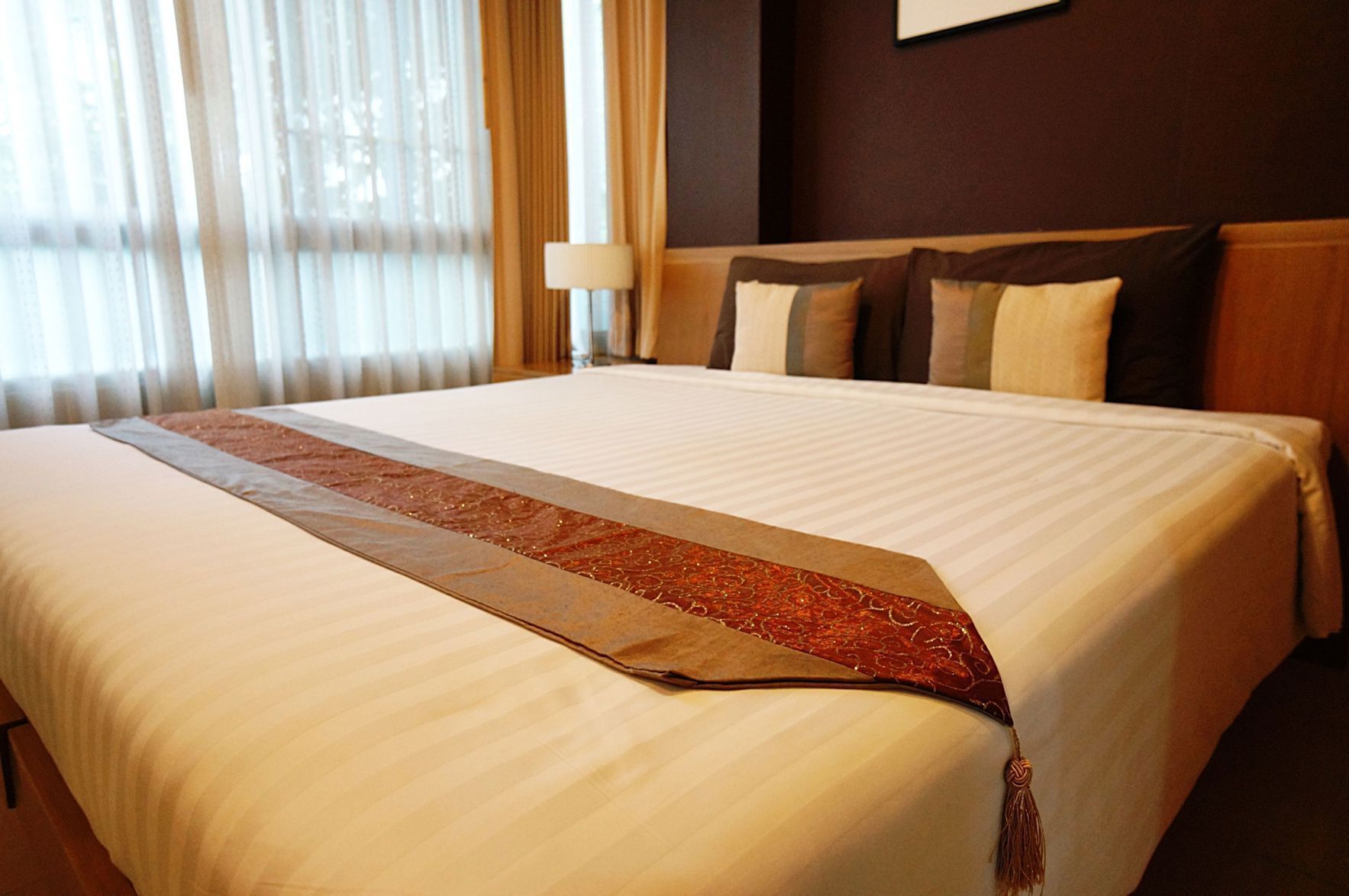 Ropa de cama hipoalergénica y caja de seguridad en la habitación 