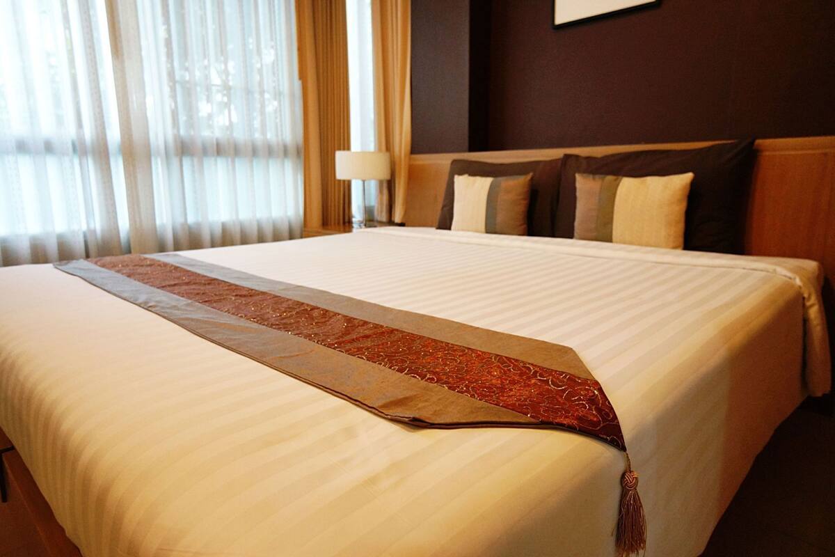 Literie hypoallergénique, coffre-fort, bureau