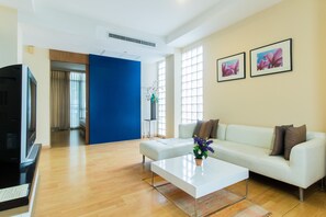 1 Bedroom F  | Área de estar | TV de tela plana