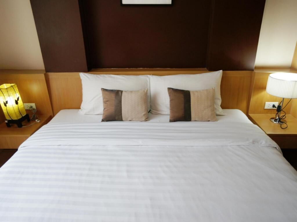 Ropa de cama hipoalergénica y caja de seguridad en la habitación 