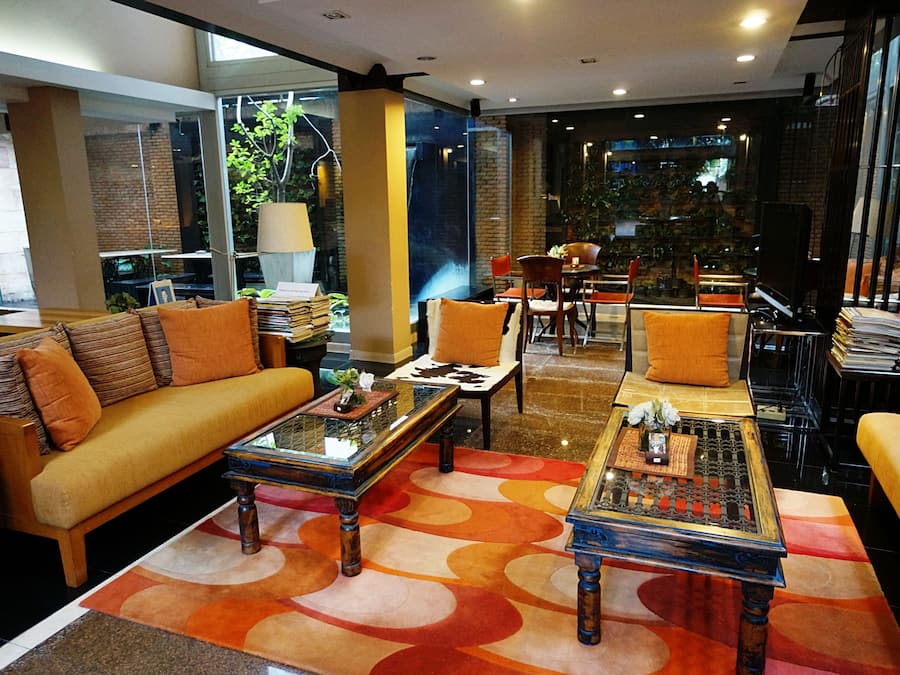 Área de estar no saguão