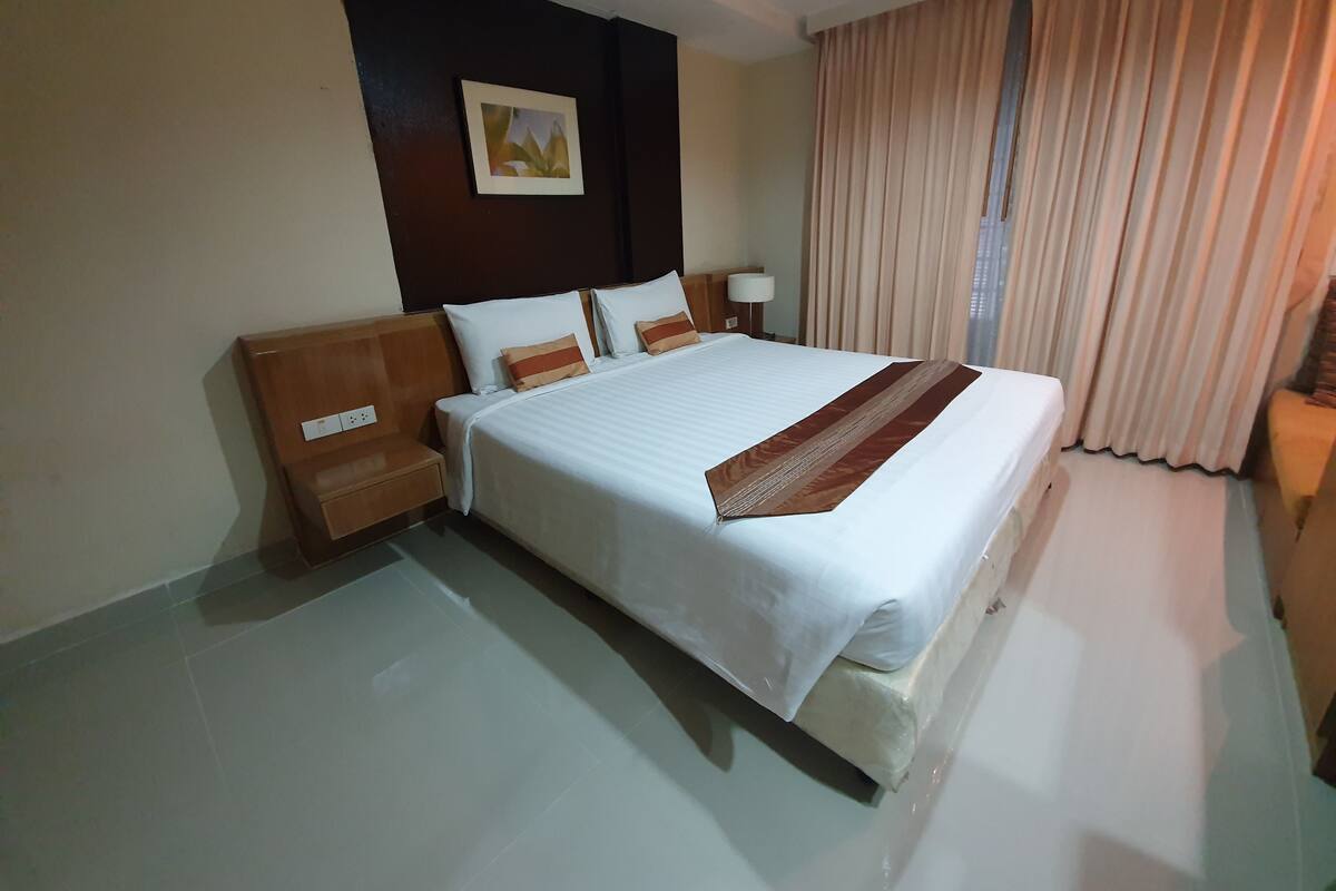 Literie hypoallergénique, coffre-fort, bureau