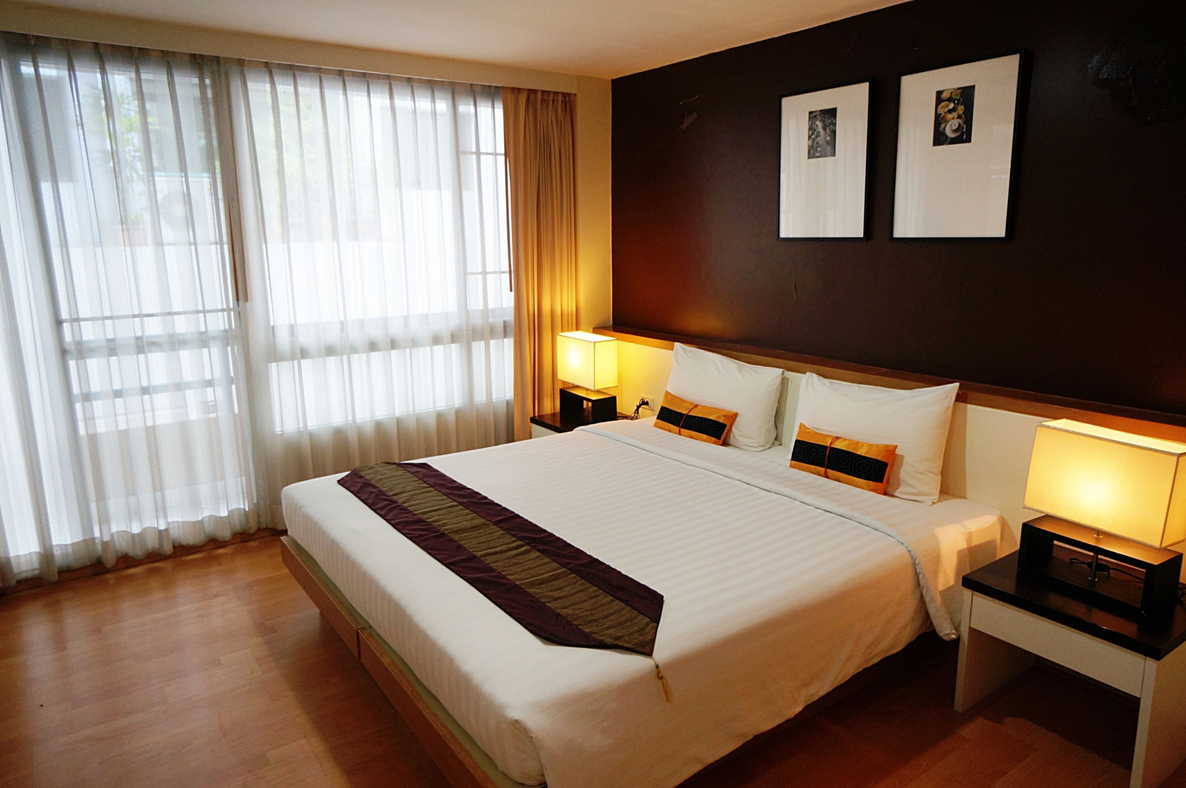 Ropa de cama hipoalergénica y caja de seguridad en la habitación 