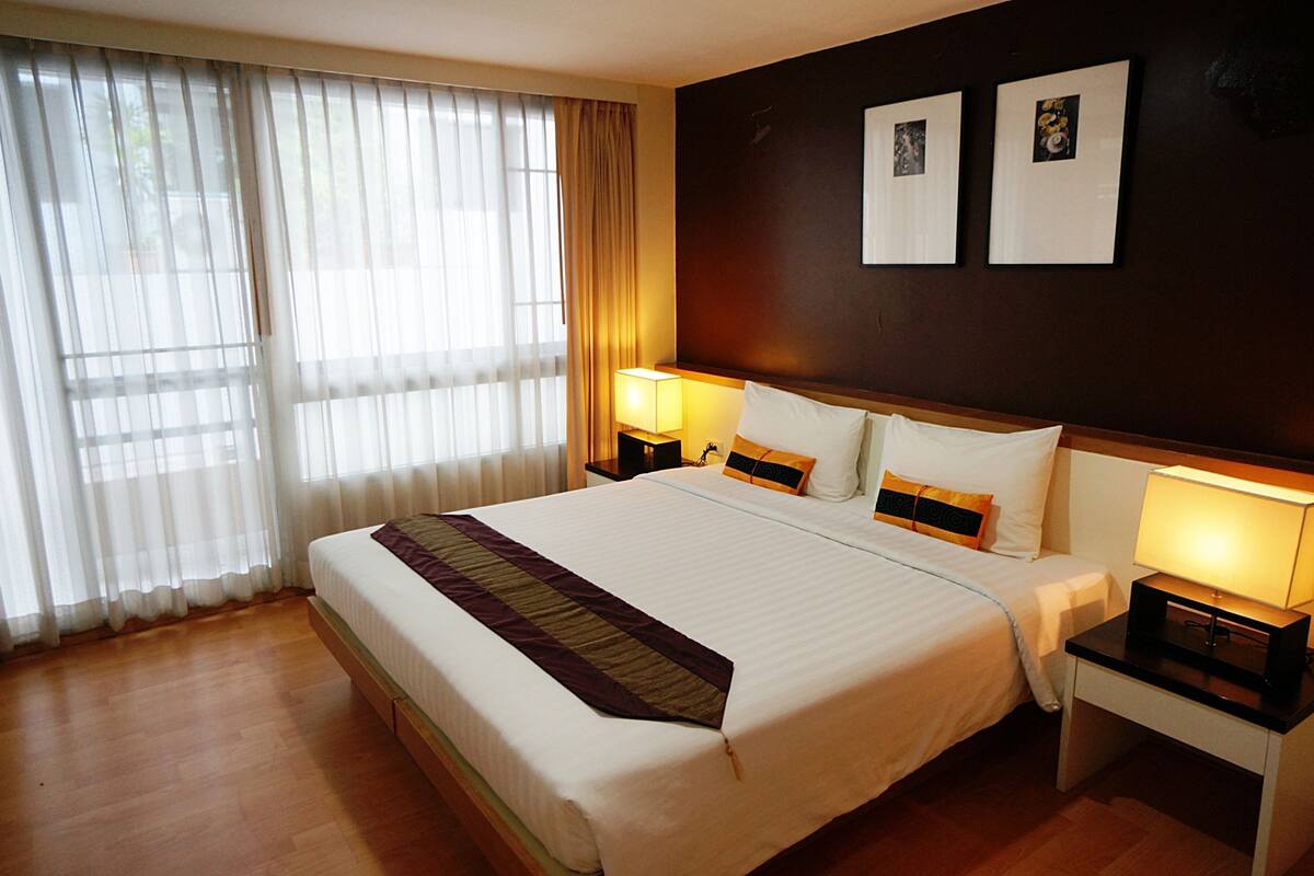 Literie hypoallergénique, coffre-fort, bureau