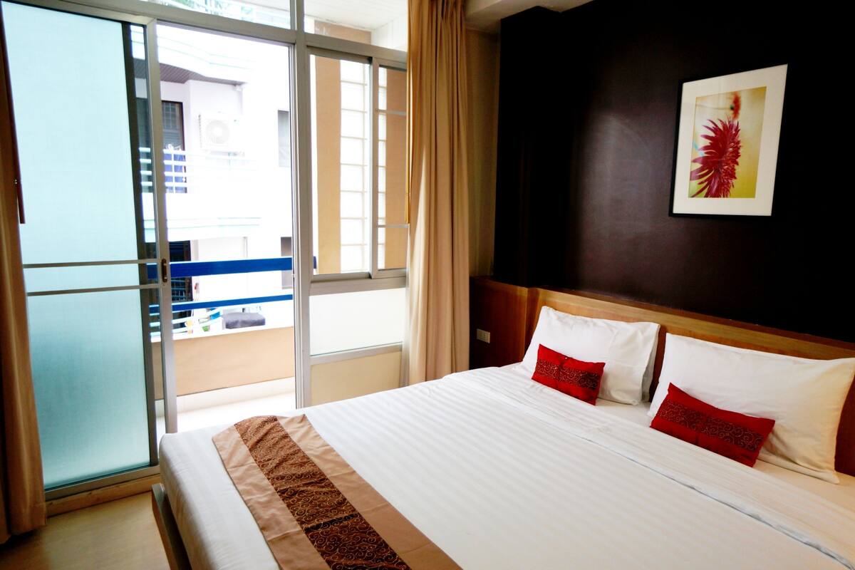 Literie hypoallergénique, coffre-fort, bureau