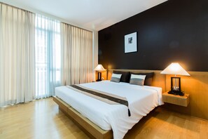 1 Bedroom F | Allergiatestatut vuodevaatteet, tallelokero huoneessa, työpöytä