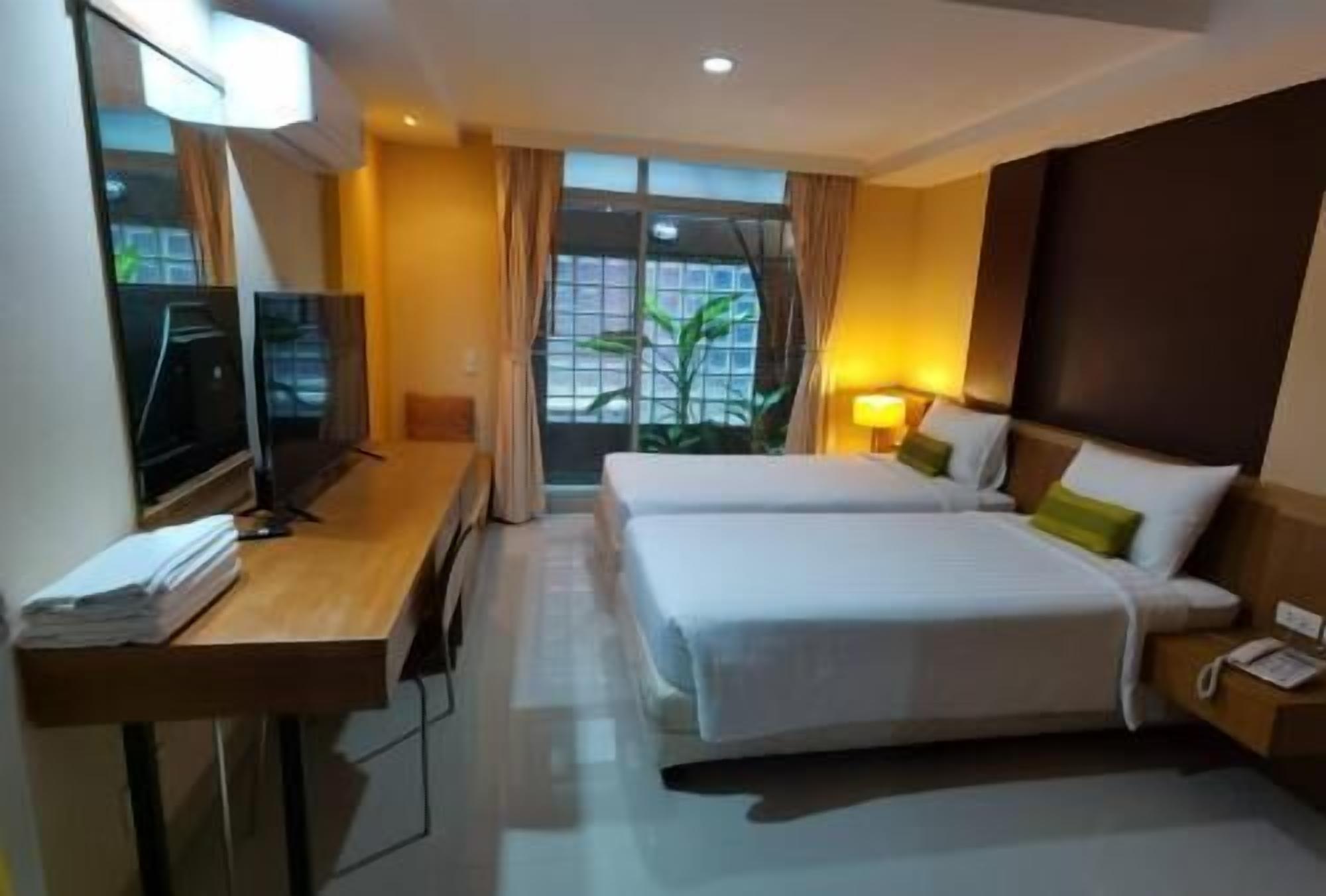 Ropa de cama hipoalergénica y caja de seguridad en la habitación 