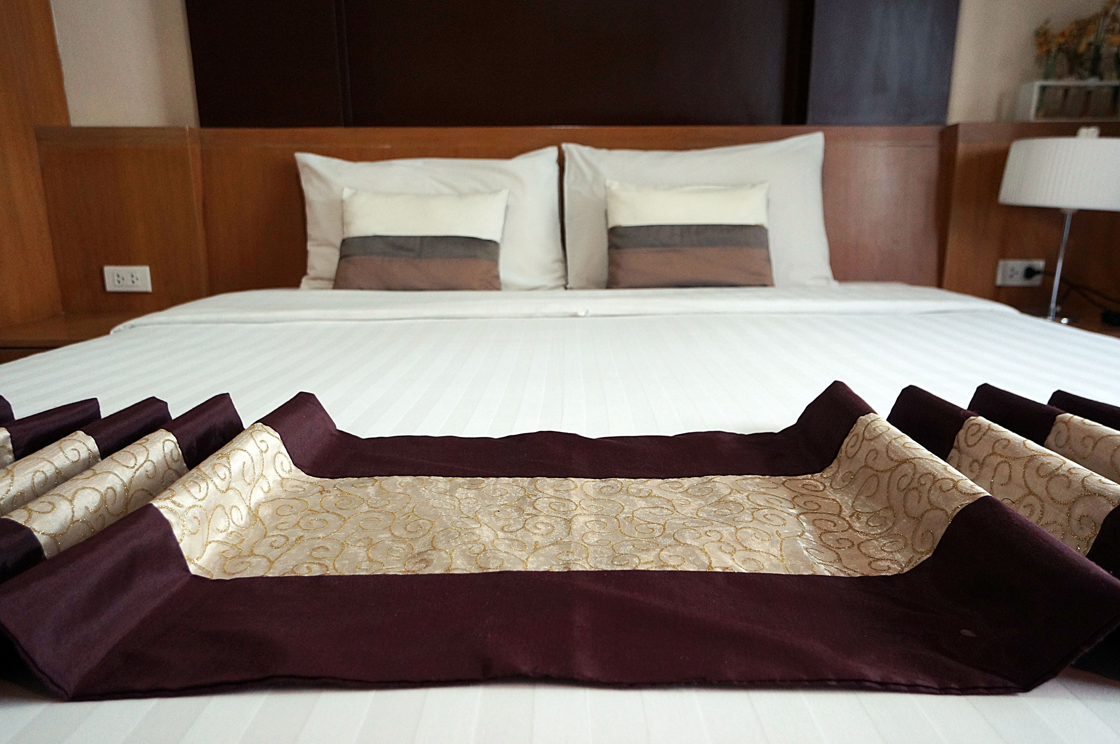 Ropa de cama hipoalergénica y caja de seguridad en la habitación 