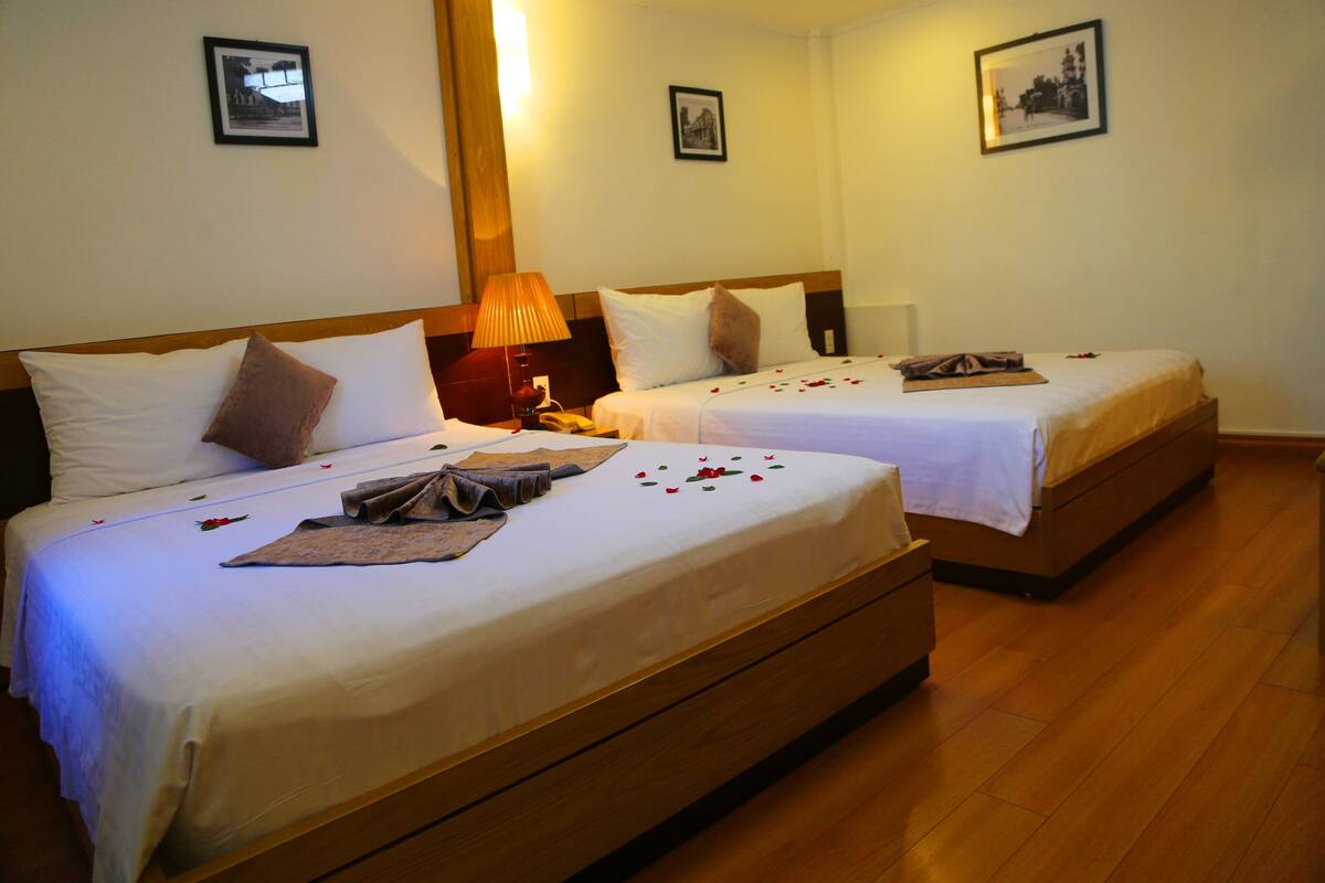 Kamar Keluarga, pemandangan kota | Minibar, brankas, meja kerja, dan tirai kedap cahaya