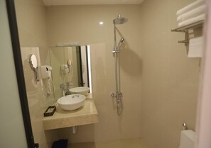 Shower, free toiletries, hair dryer, slippers - Madam Moon Hotel (Hanoi)