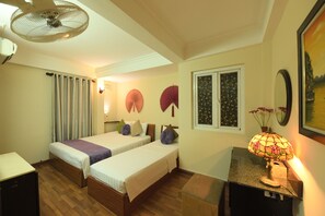 Superior Triple Room | Minibar, brankas, meja kerja, dan tirai kedap cahaya