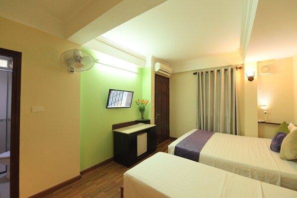 Room - Holiday Lakeview Hotel (Hanoi)
