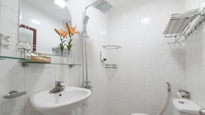 Shower, free toiletries, slippers, towels - Holiday Lakeview Hotel (Hanoi)