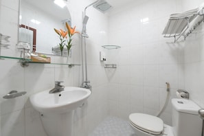 Buồng tắm vòi sen, đồ dùng nhà tắm miễn phí, dép đi trong nhà