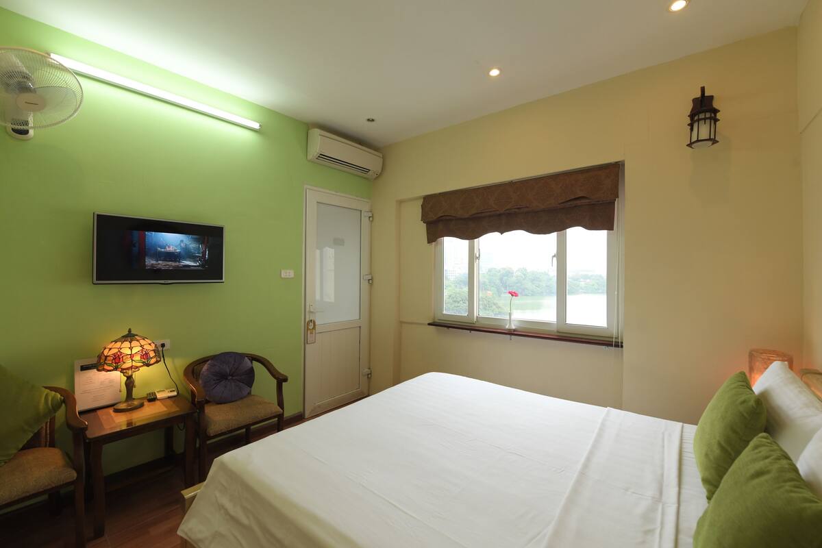 Superior Double Room | Minibar, in-room safe, desk, blackout drapes