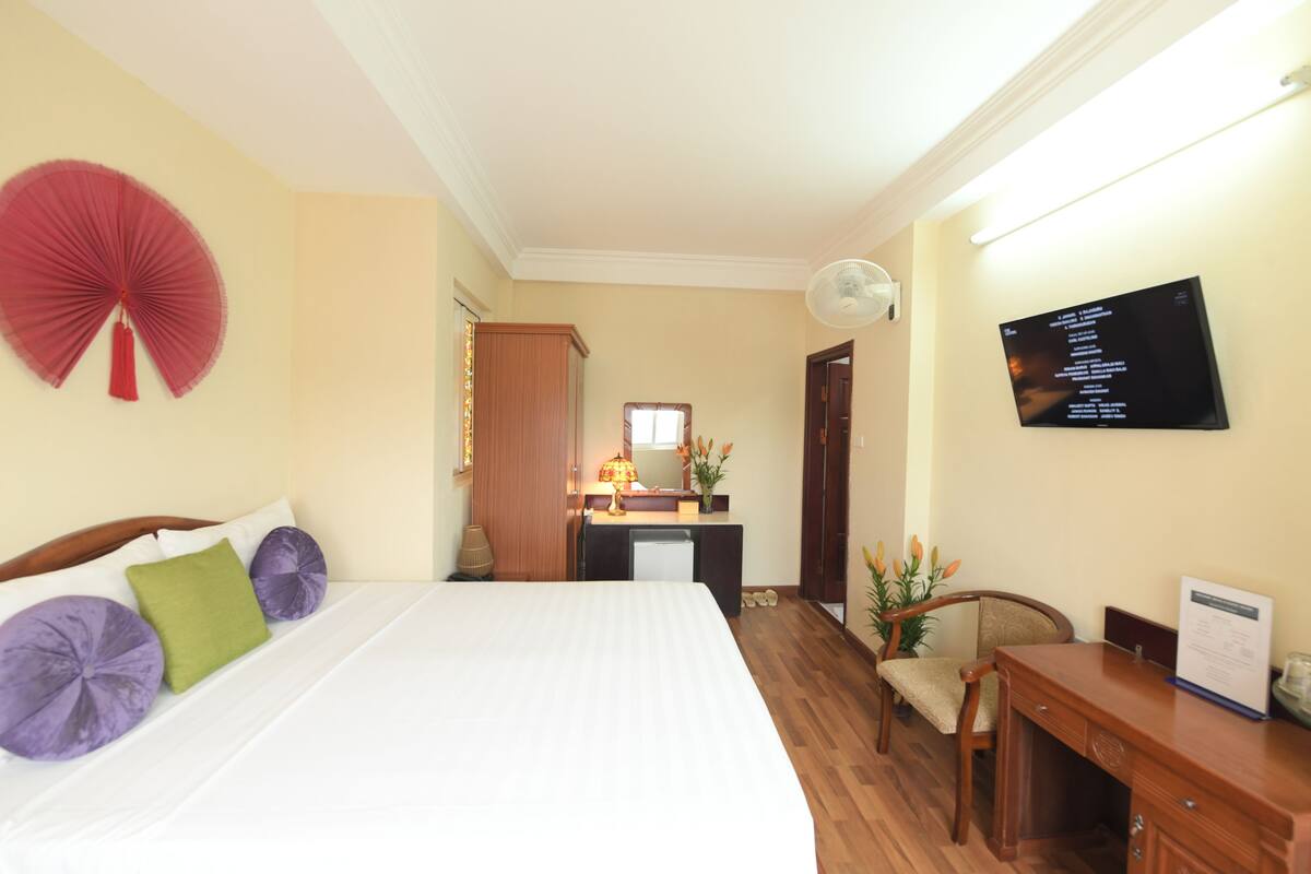Deluxe Lakeview Room | Minibar, in-room safe, desk, blackout drapes