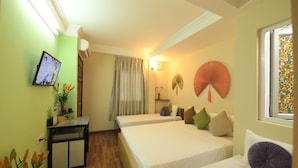 Minibar, in-room safe, desk, blackout curtains - Holiday Lakeview Hotel (Hanoi)