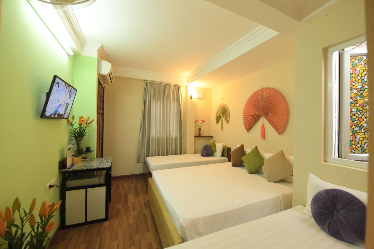 Deluxe Family Room | Minibar, in-room safe, desk, blackout drapes