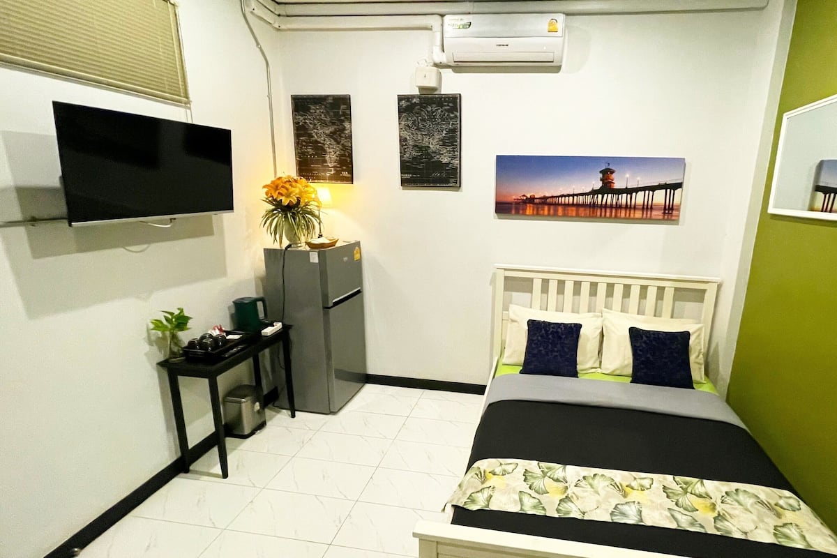Standard Room with Sharing Bathroom | 2 間睡房、迷你吧、房內夾萬、書桌