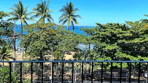 A beach view with palm trees and a clear blue sky. - Beach Gallery House (Pattaya)