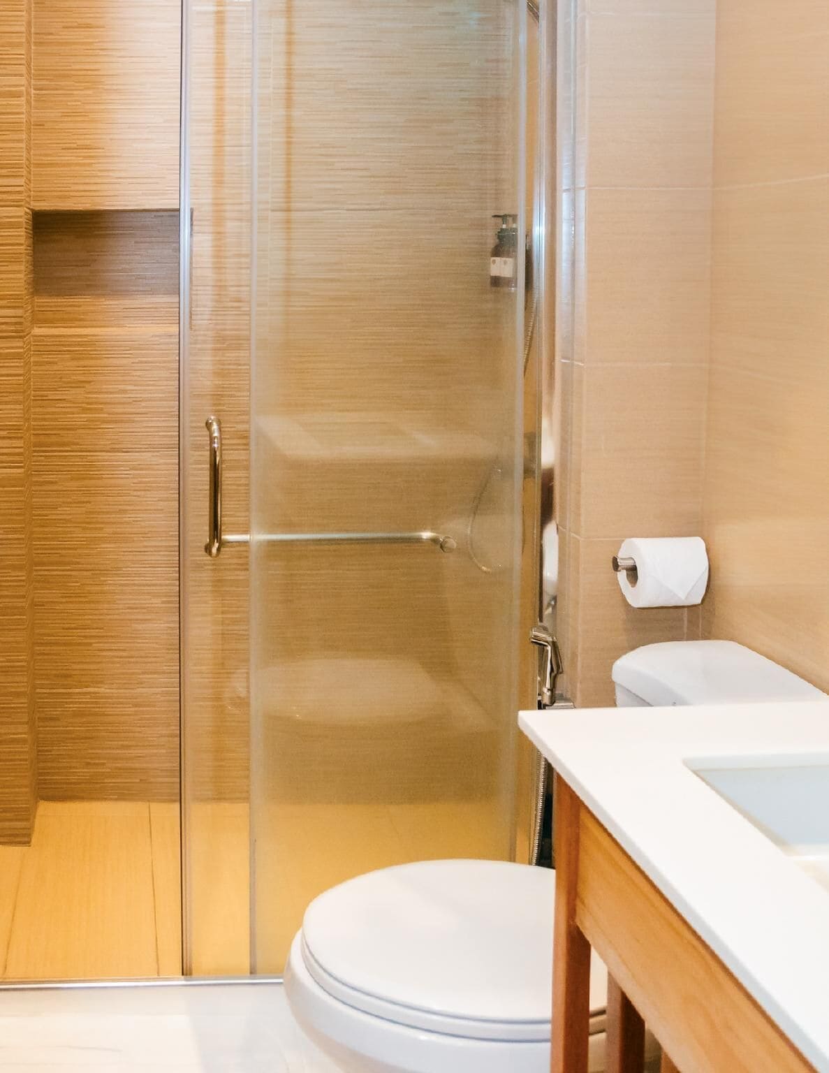 Deluxe kamer | Badkamer | Een douche, handdoeken