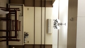 Executive Junior Suite | Makan dalam bilik