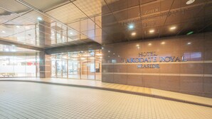 Entrada de un hotel con piso de baldosas y un cartel que indica Hotel Hakodate Royal Seaside.