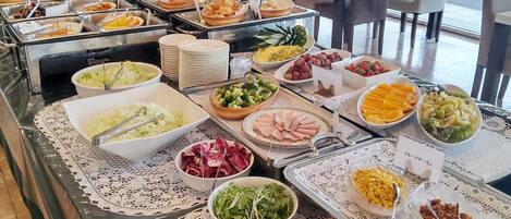 Daily Japanese breakfast (JPY 1800 per person)