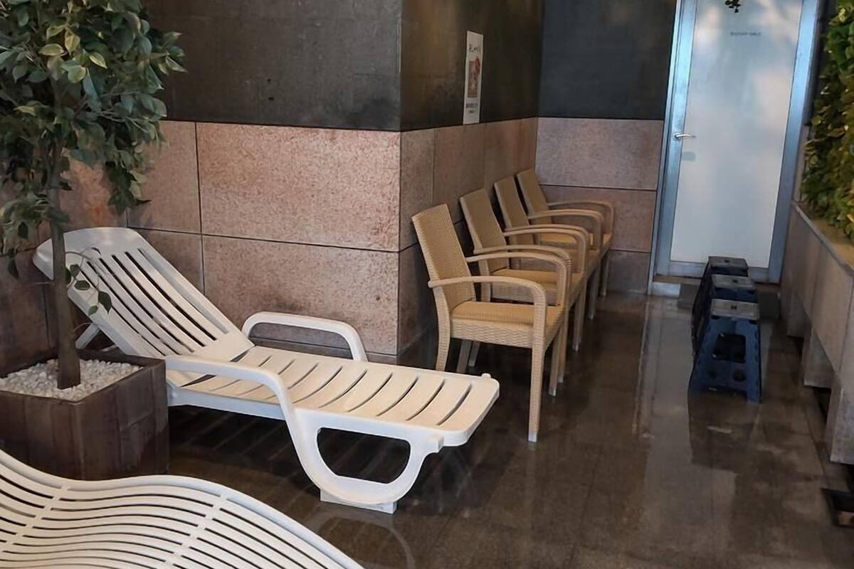 أحواض استحمام وحجيرات دش منفصلة، حمامات مياه الينابيع، مجففات شعر