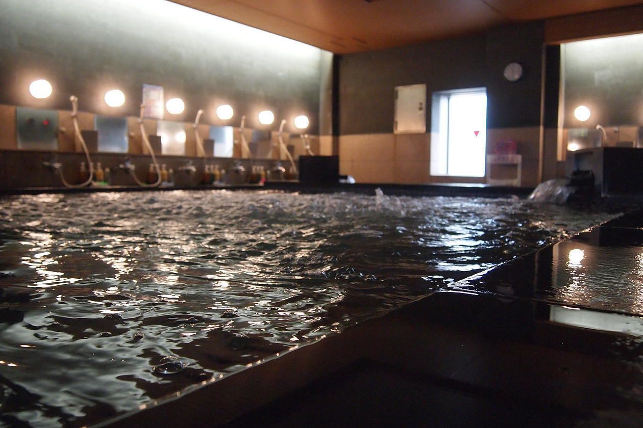 Bañera de hidromasaje cubierta