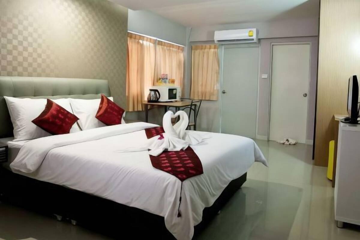 1 bedroom, minibar (some free items), desk