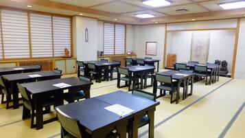 Frokost, lunsj og middag serveres