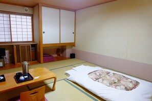 In-room safe, desk, free WiFi, bed sheets - Daikokuya Ryokan (Hakodate)