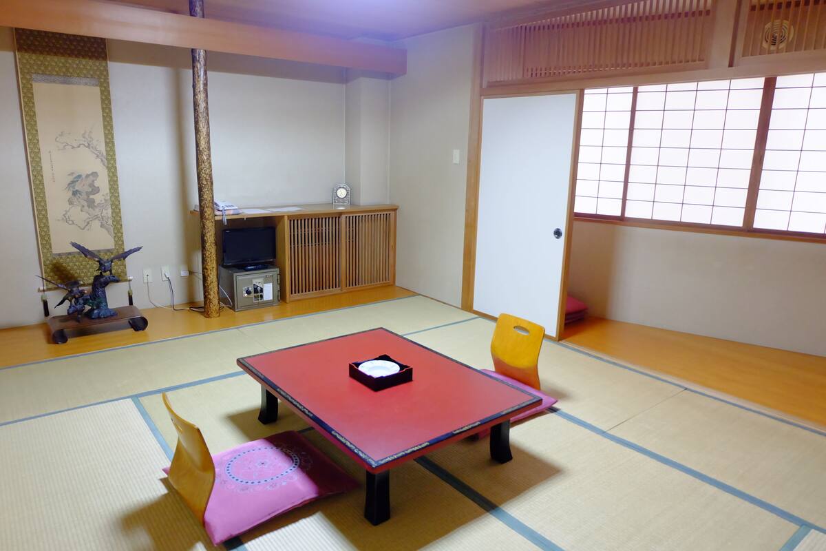 房內夾萬、書桌、免費 Wi-Fi、床單