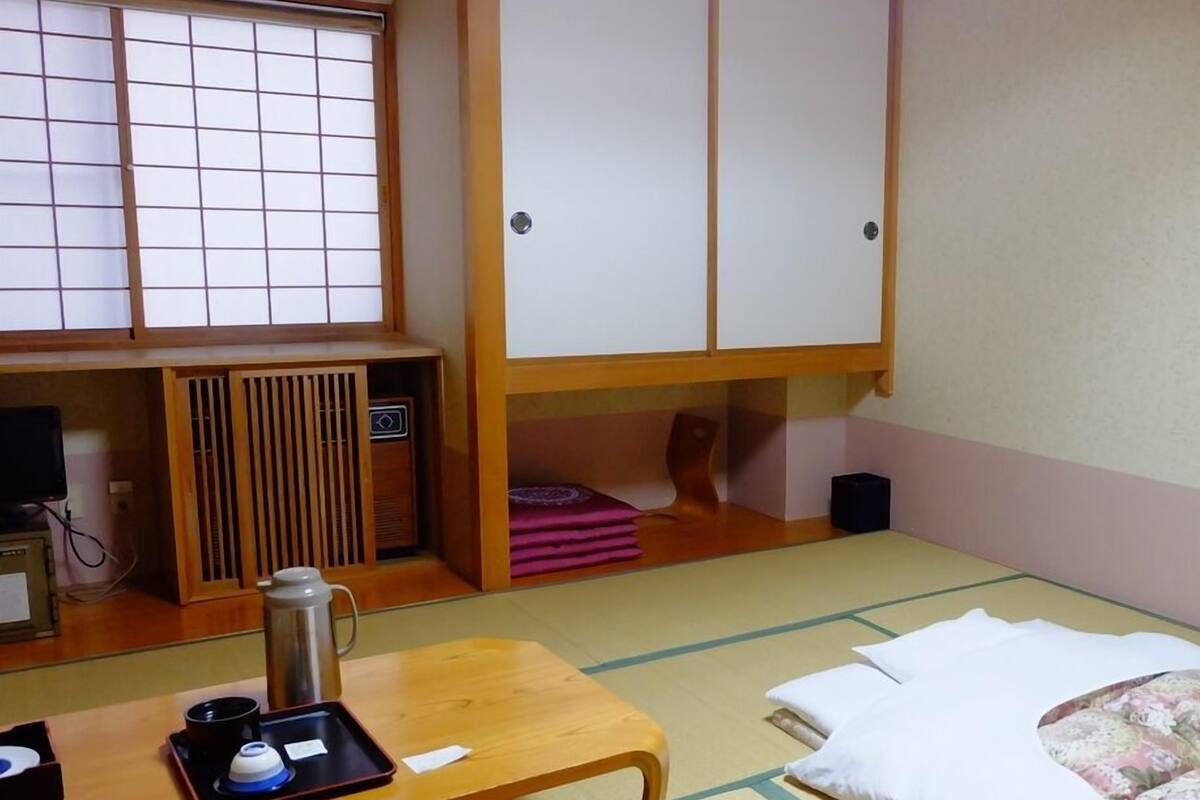 房內夾萬、書桌、免費 Wi-Fi、床單