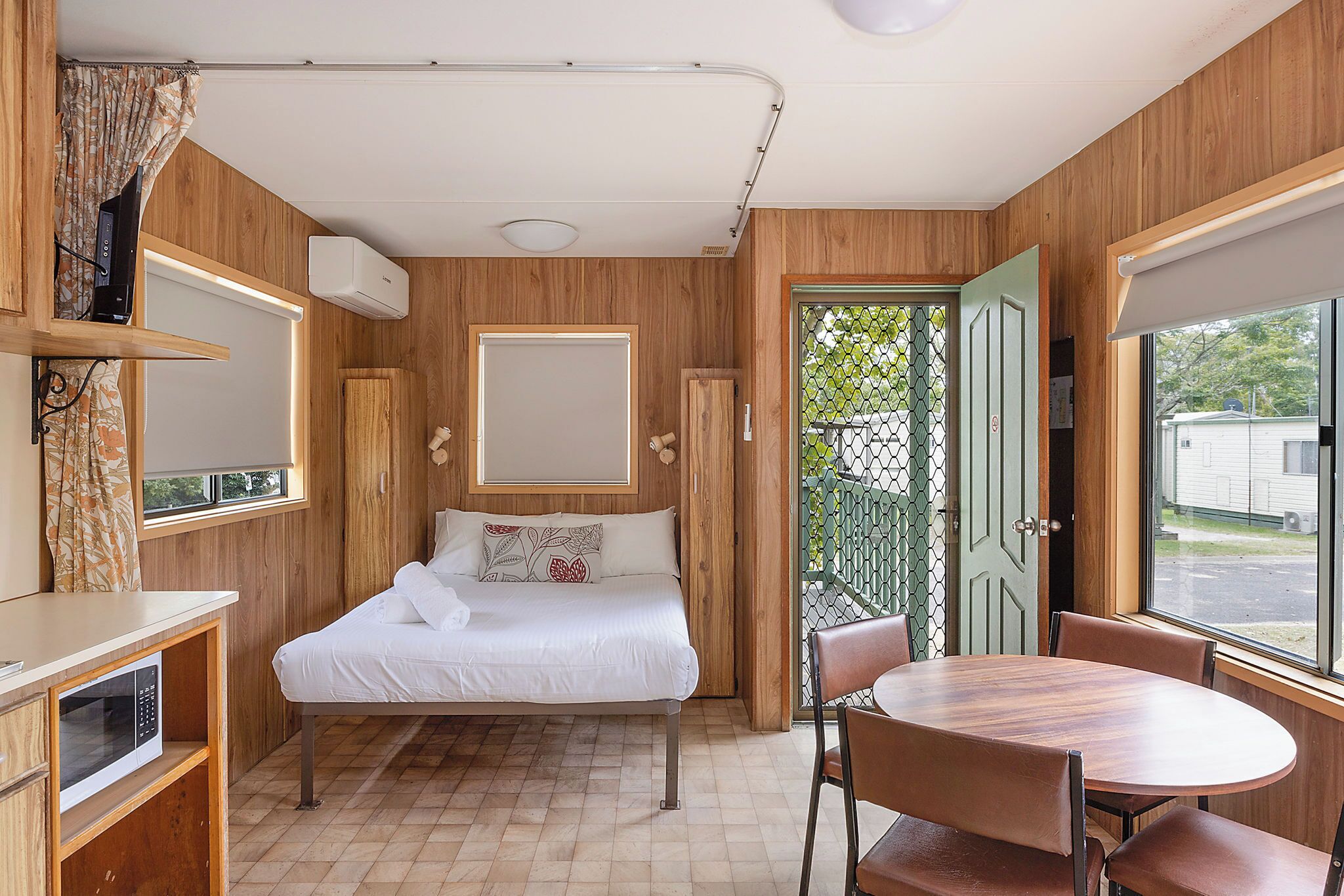 Iron/ironing board, free WiFi, bed sheets