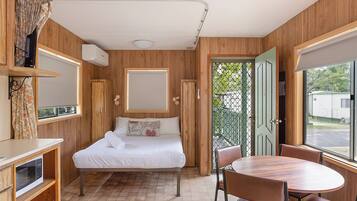 Tabla de planchar con plancha, wifi gratis y ropa de cama