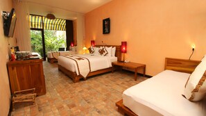 Family Garden View | Minibar, coffres-forts dans les chambres, bureau, Wi-Fi gratuit