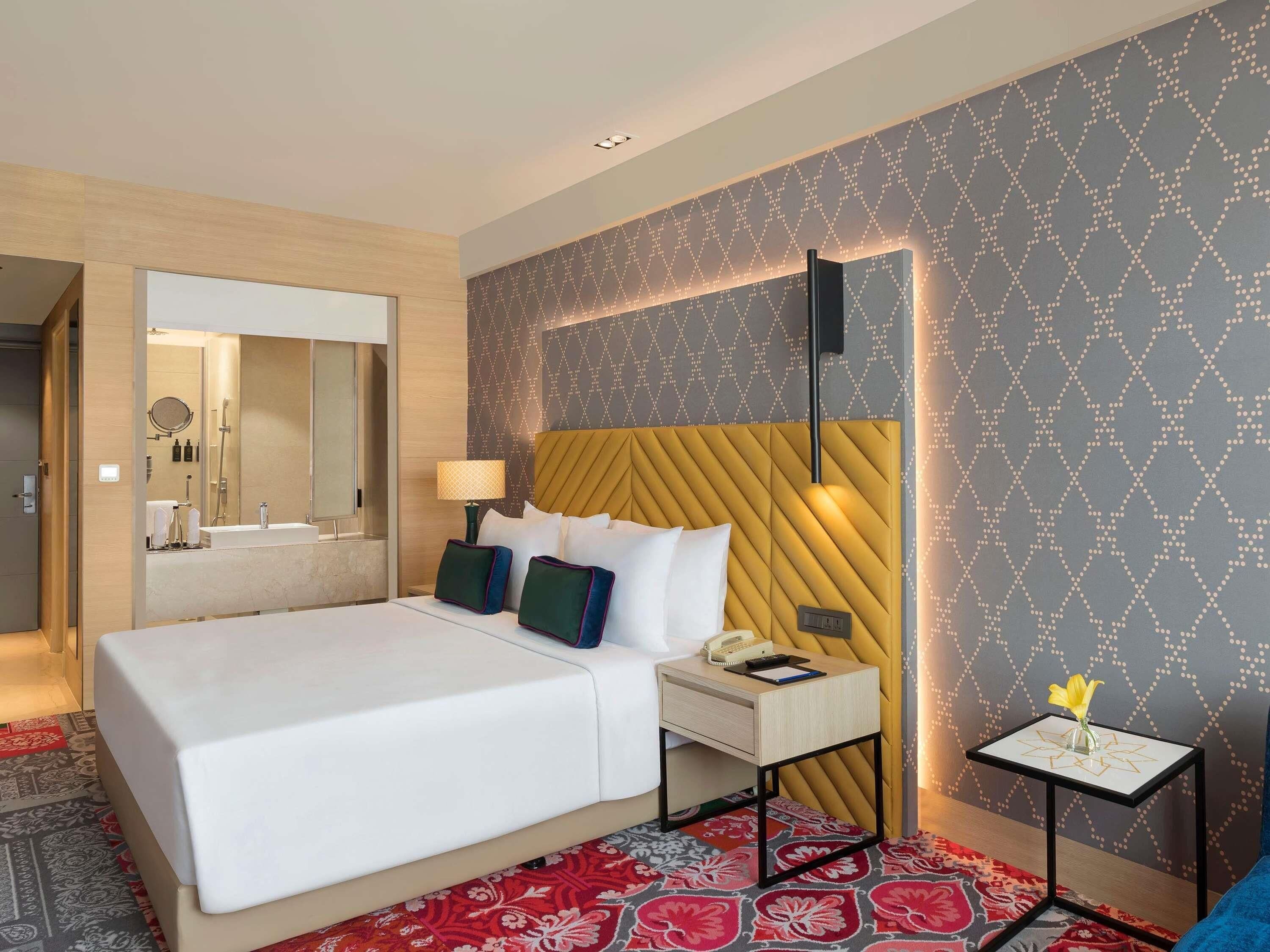 Bộ đồ giường cao cấp, nệm Tempur-Pedic, minibar 