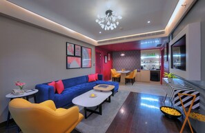 Executive Suite with Seating Area & Terrace | Premium bedding, Tempur-Pedic beds, minibar, in-room safe