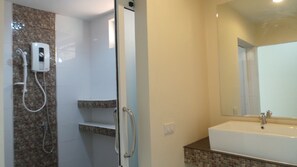 Deluxe Room, Sea View | Bathroom | Shower, free toiletries, towels