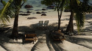 A beach with palm trees, a hammock, and two chairs. - AoPong Resort (Ko Mak)