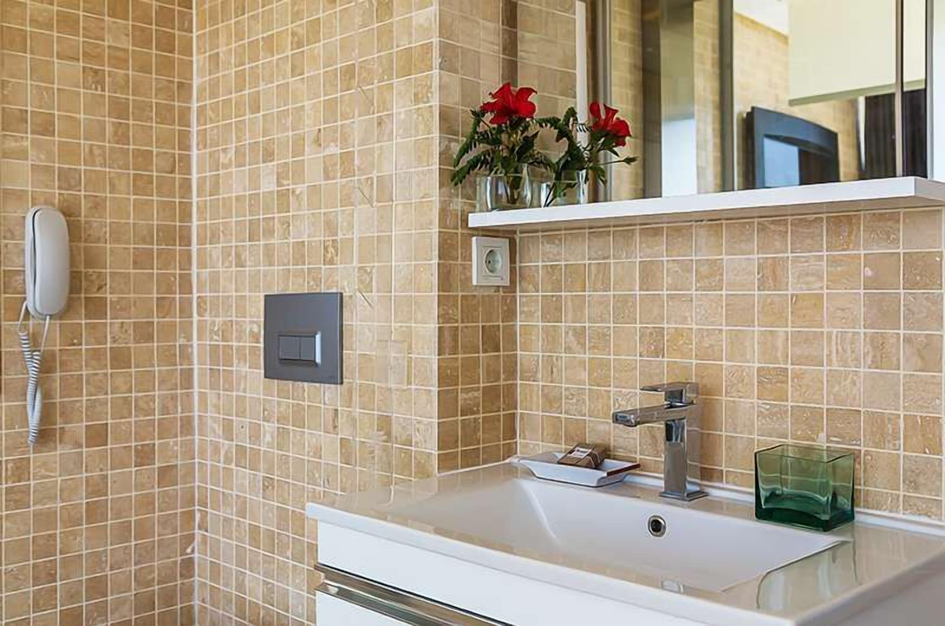 shower, free toiletries, hair dryer, slippers