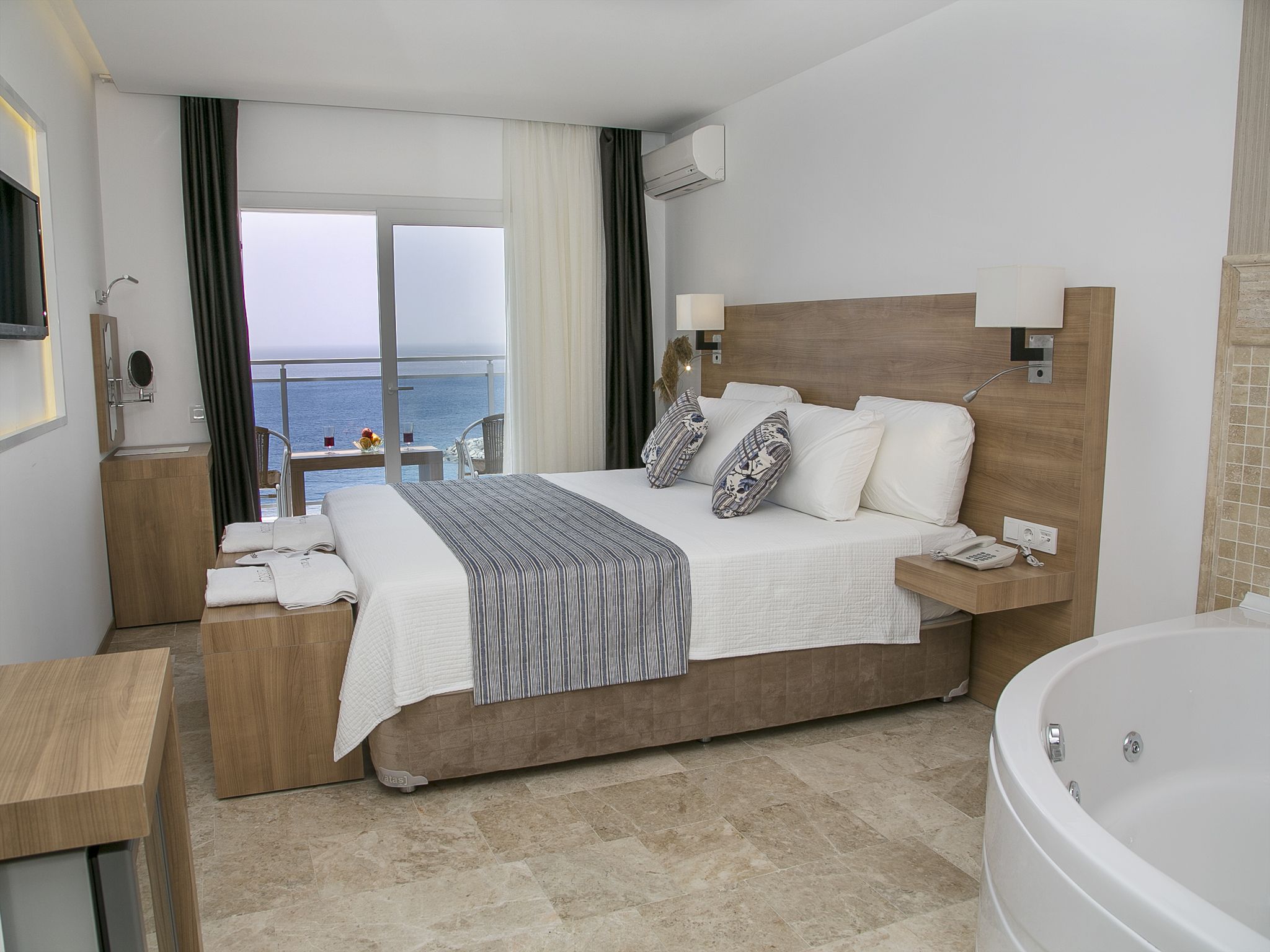 family room, jetted tub, sea view | balcony