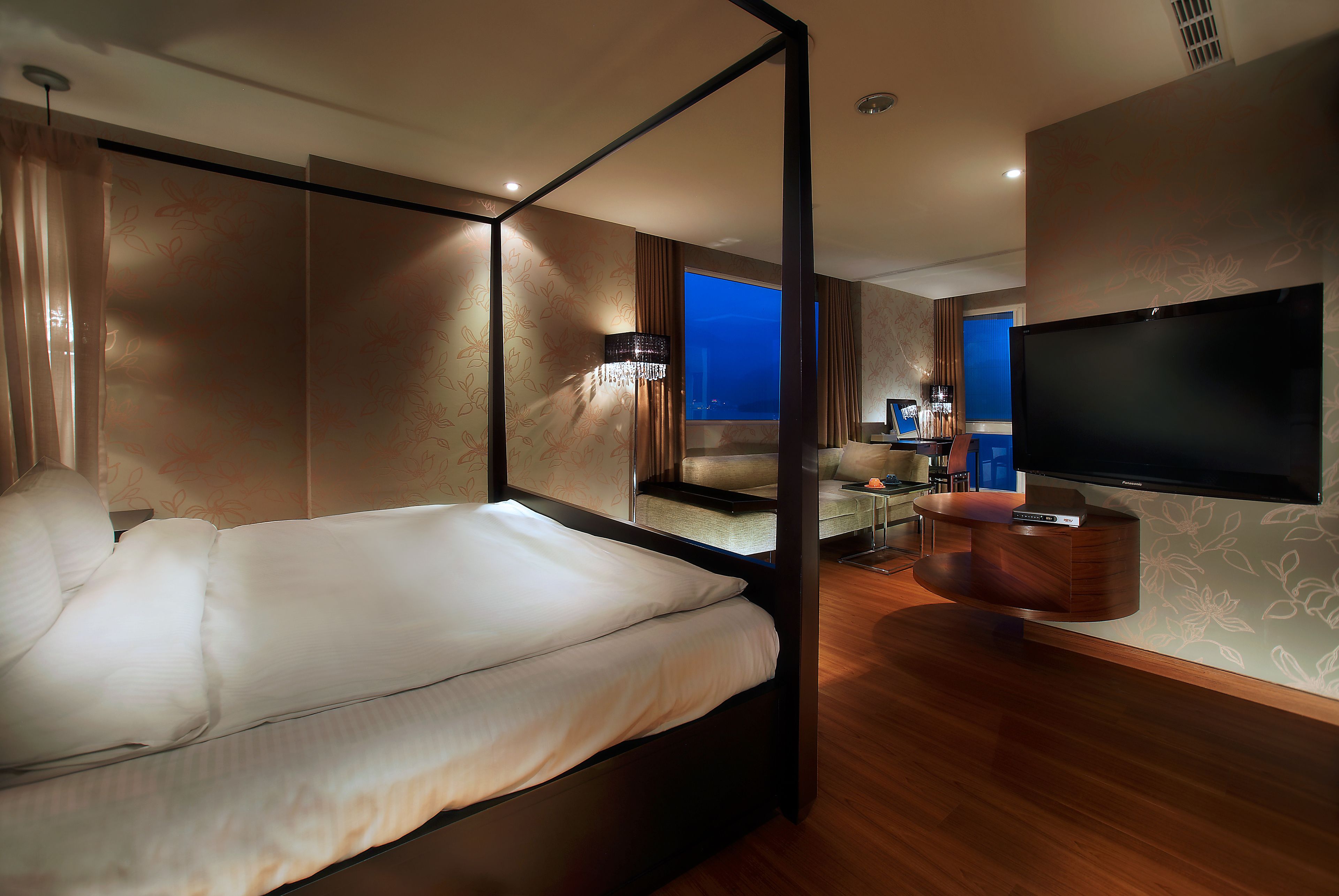 classic double room, lake view front seat | 1 bedroom, desk, blackout curtains, soundproofing