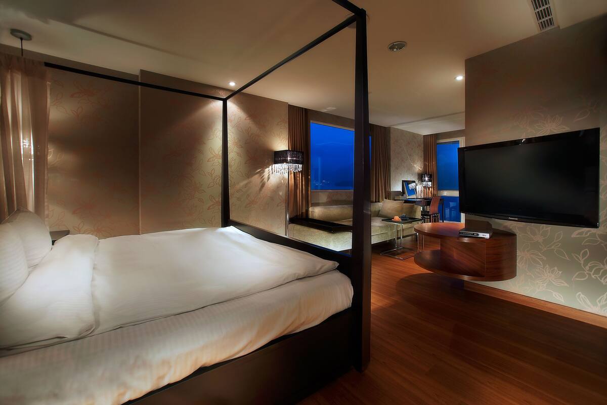 classic double room, lake view front seat | 1 bedroom, desk, blackout curtains, soundproofing