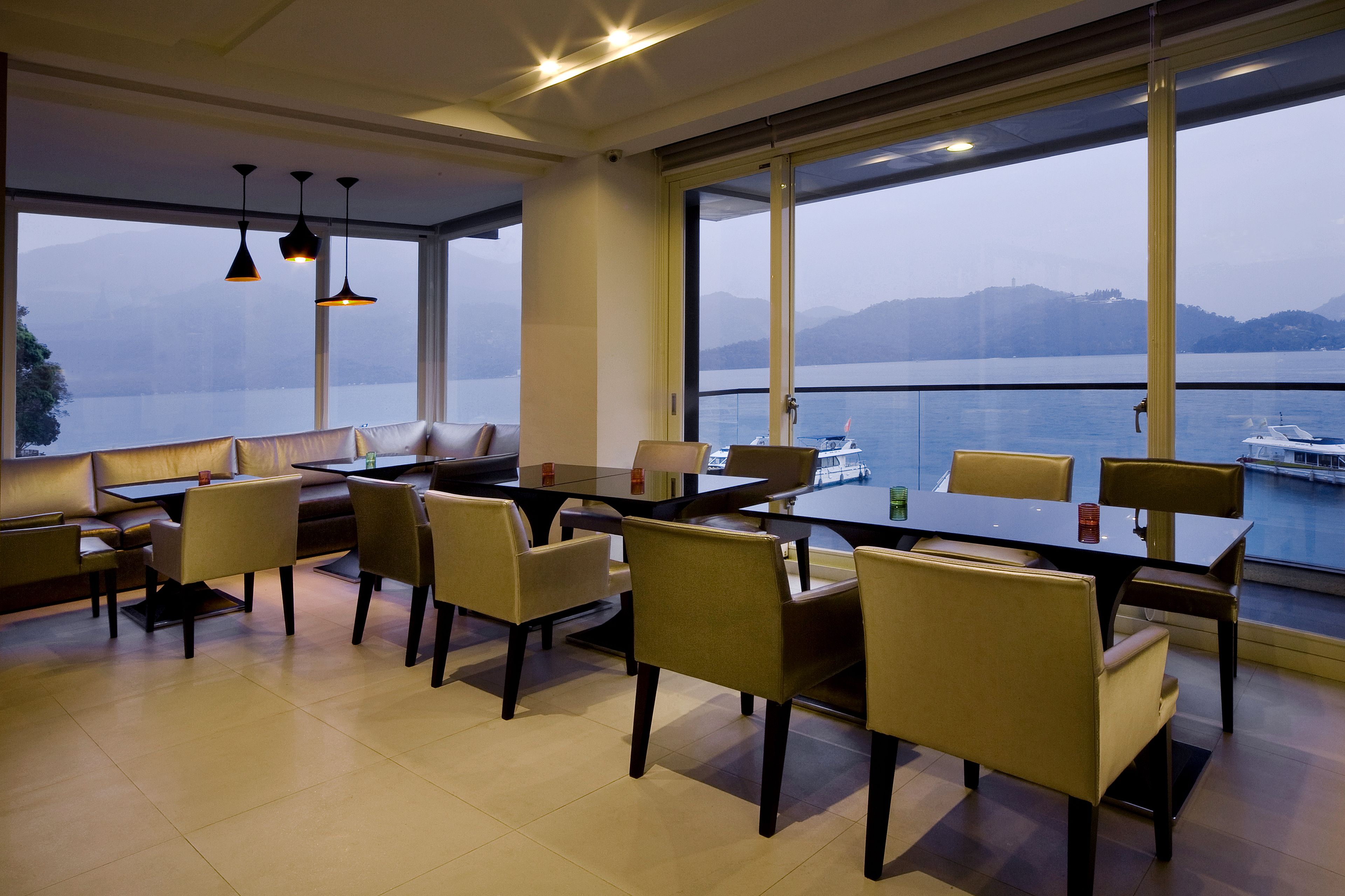 lunch and dinner served, international cuisine