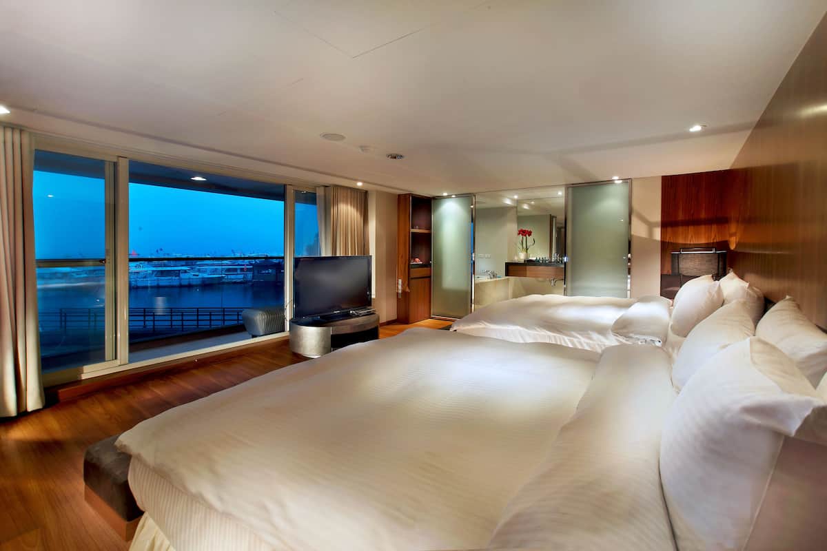 quadruple room, lake view front seat | 1 bedroom, desk, blackout curtains, soundproofing