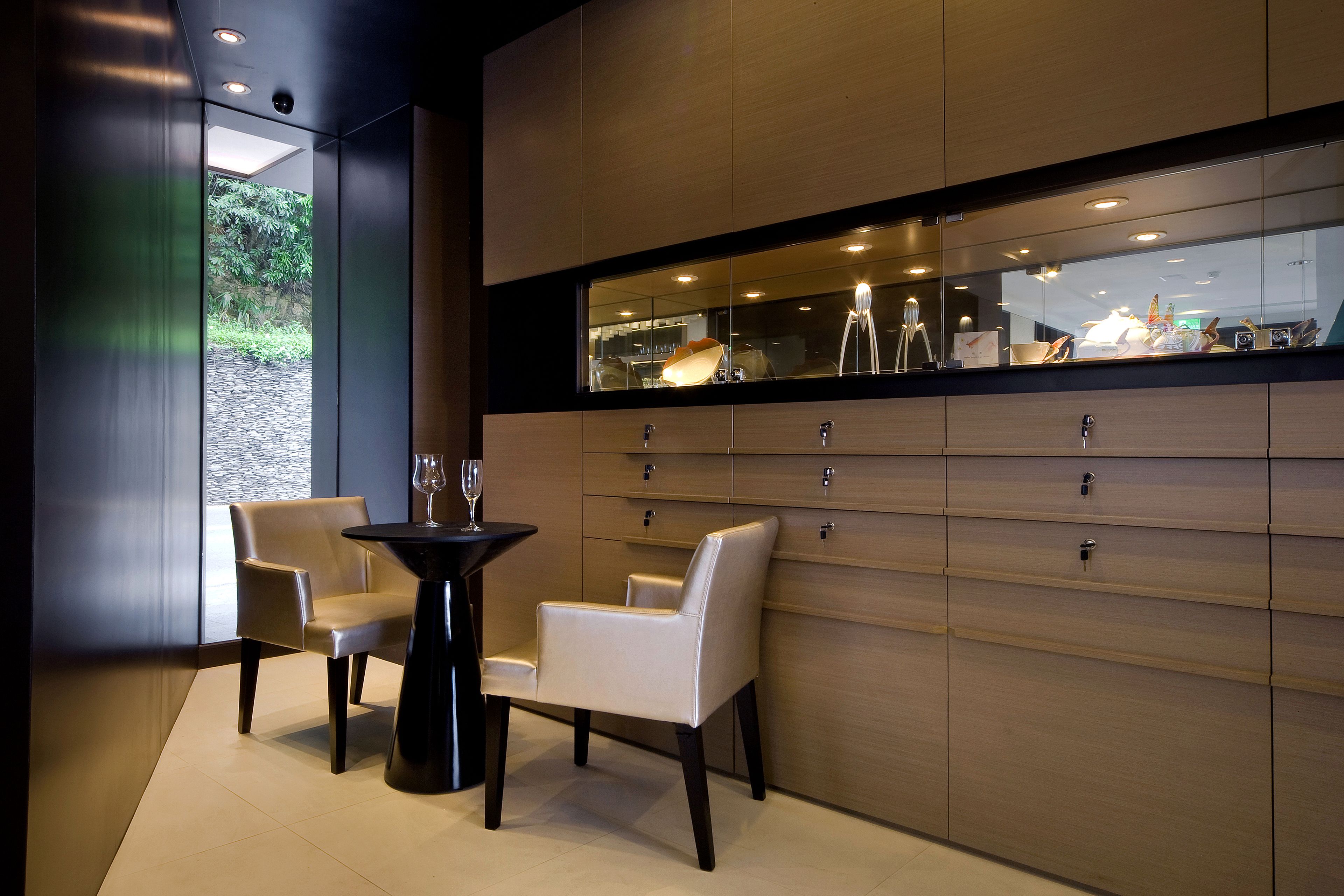 lunch and dinner served, international cuisine